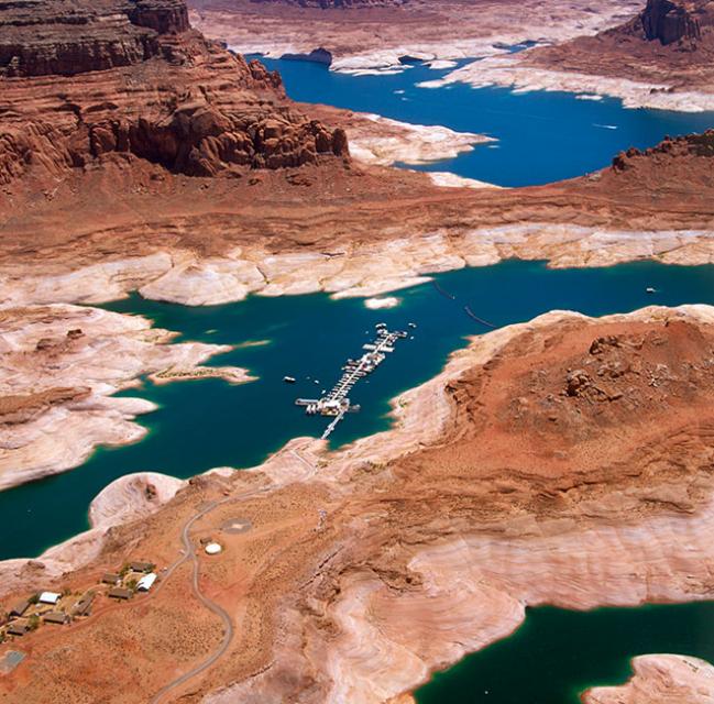 Lake Powell, bakom Glen Canyon Dam, visar effekterna av ihållande torka i Colorado River Basin.