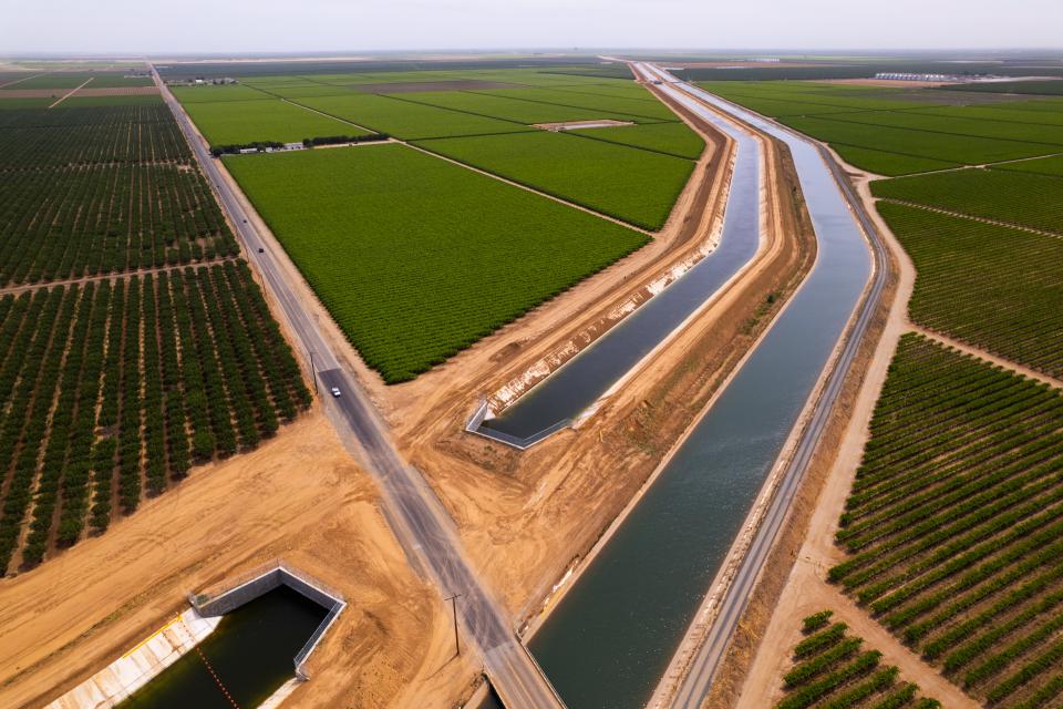 image shows This aerial view of the Friant-Kern Canal in southern Tulare County shows a new canal built alongside 10 miles of the original canal, whose capacity has been cut by up to 60 percent because of land subsidence from nearby groundwater pumping. 