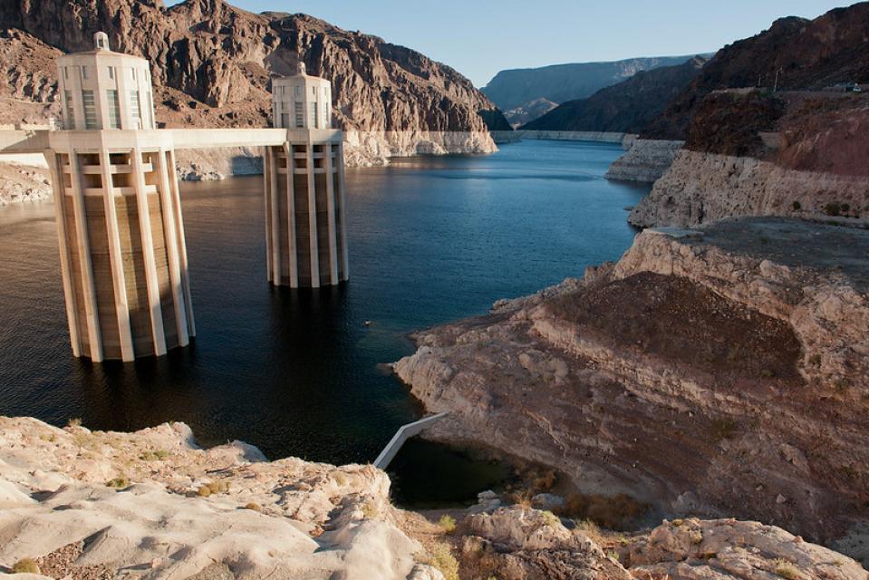 A piscina piena, Lake Mead è il più grande serbatoio negli Stati Uniti per volume. ma due decenni di siccità hanno drasticamente abbassato il livello dell'acqua dietro Hoover Dam.